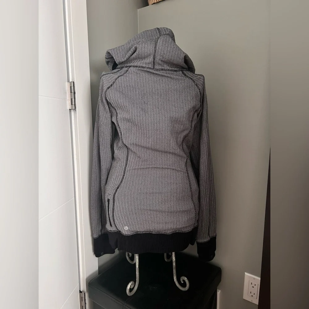 Lululemon Think Fast Hoodie - Picture 7 of 9